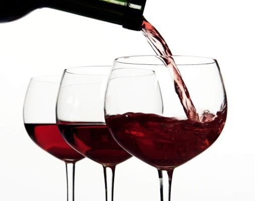 <br/>VINO ROJO. Se recomienda consumir cantidades moderadas de vino rojo para reducir el riesgo de padecer enfermedades cardiovasculares, ciertos tipos de cáncer y Alzheimer. La clave aquí es la moderación. Cinco onzas de vino equivale a 130 calorías, recuérdalo mientras estás en tu happy hour.<br/>