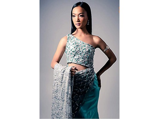 Sarita Reth, Miss Camboya. Nació en Phnom Penh, Camboya. Asistió a la escuela primaria privada francesa Lycée Français René-Descartes seguido del Vanda Institute, donde obtuvo una licenciatura en inglés. Actualmente, Sarita está cursando una Maestría en Relaciones Internacionales en la Royal University of Law and Economics.