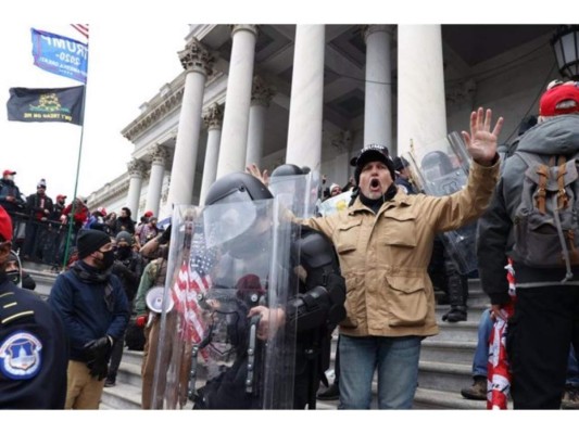 Para mantener el orden en la capital estadounidense se decretó un toque de queda por la Alcaldía de Washington, el cual entró en vigor desde las 6 de la tarde y duró hasta las seis de la mañana de este jueves. Se prohibió rotundamente estar en las calles y la policía tenía la libertad de detener a quien se encontrara infringiendo esta ley.