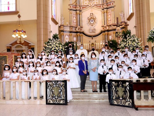 Alumnos de la Macris School reciben su primera comunión