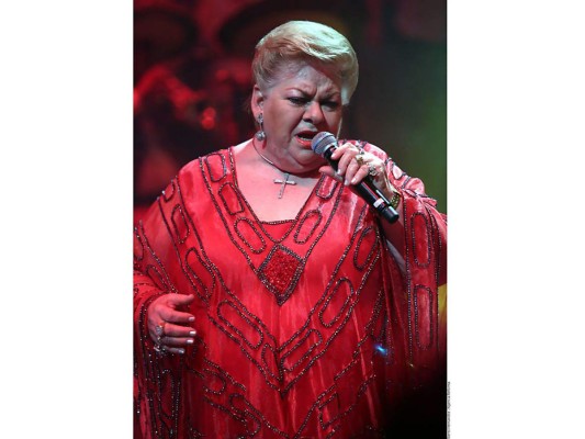 Paquita la del Barrio. No niega que su música ha llegado hasta los oídos de los narcos. “Ya he trabajado para narcotraficantes. Uno no se da cuenta hasta que llega a la fiesta”, ha dicho con su clásica franqueza.