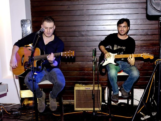 Entre vinos y cócteles aperturan Cloé en la Cité