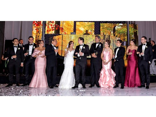 Laurie López y Harry Panting, junto a sus padres Armando y María Elena López con Harry y Susana Panting, al momento del brindis.