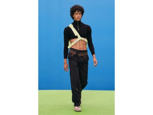En toda la pasarela lo que más vimos fueron los crop tops de diferentes colores y diseños.