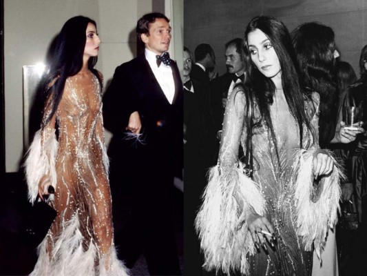 1974<br/>Cher llegó a la Met Gala de 1974 junto a Bob Mackie. Su naked dress marcó tendencias en todas las alfombras rojas décadas después. Incluso Kim Kardashian homenajeó a la cantante al usar una interpretación del traje en la Met Gala de 2015.<br/>