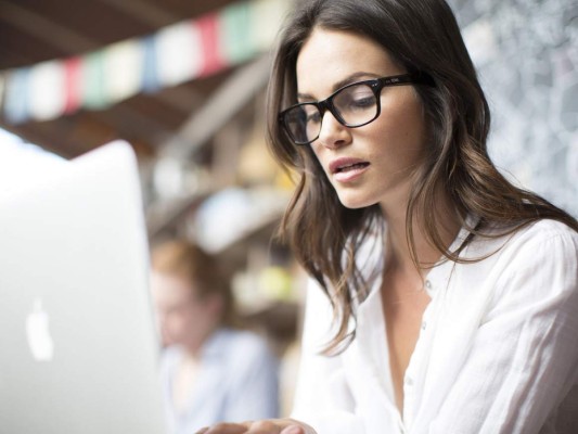 Cuando pasas 40 horas a la semana en el trabajo, quieres ser razonablemente feliz en el mismo. Ciertamente, no es tarea fácil cambiar de profesión en estos días, así que usualmente la única opción es quedarte en el trabajo que tienes. A veces un cambio de perspectiva puede hacer que tu trabajo se vea mejor y te permita ser más feliz.<br/>