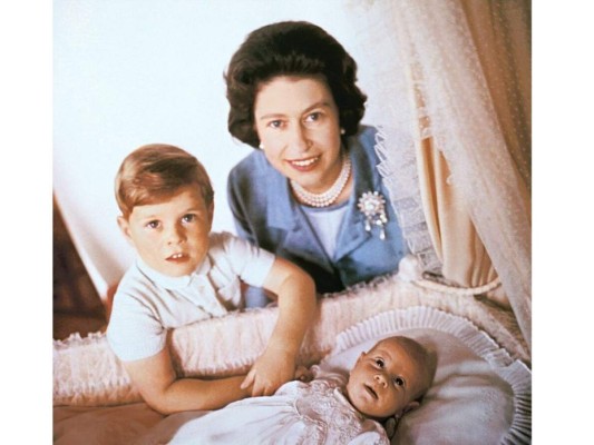 El 10 de marzo de 1964 nace el último hijo de la pareja, el Príncipe Edward.