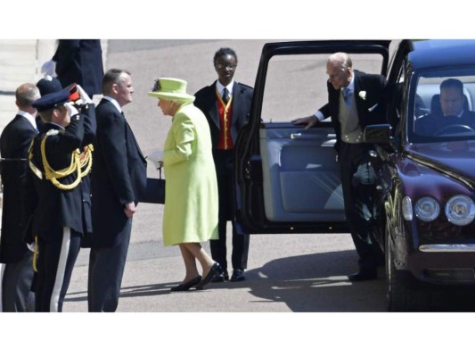La llegada de la Reina Isabel II junto con su esposo el duque de Edimburgo a la capilla de San Jorge.
