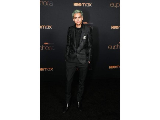 Dominic Fike<br/>La revelación de la noche fue Dominic Fike, quien se une a la serie como un nuevo personaje.. El actor utilizó un look completamente negro de Saint Laurent. La primera impresión lo dice todo, ¡Fike viene prepárense!<br/>