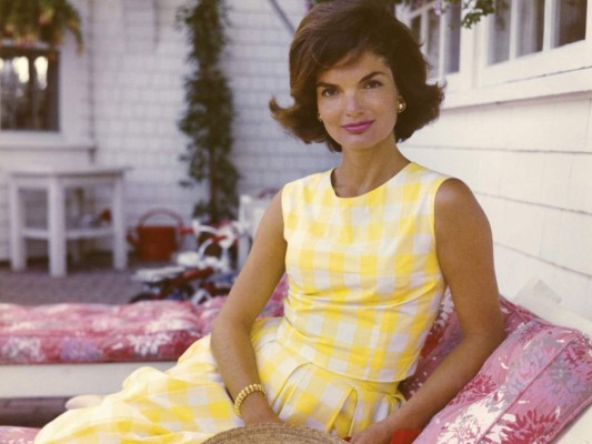 Una icónica imagen de Jackie Kennedy en un gingham dress que usó para un shoot de LIFE