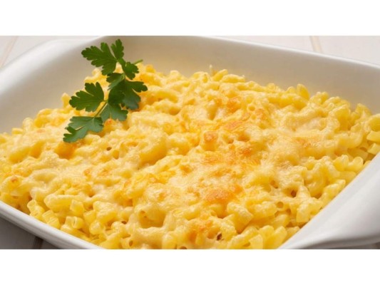 Macarrones y queso: Este alimento aporta un alto valor energético. Además, sus hidratos suelen ser de absorción lenta por lo que la energía se libera poco a poco y ayuda a regular el tránsito intestinal.