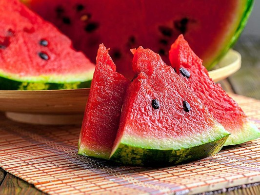 Sandia. La sandia no solo lograra el objetivo de hidratarte sino que te dará la sensación de saciedad. Además es rica en aminoácidos , antioxidantes y es una fuente de vitamina A y C.