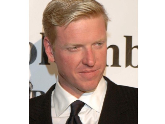 8. Jake Busey como Bruce: Bruce es un periodista para The Hawkins Post, con moral cuestionable y un retorcido sentido del humor