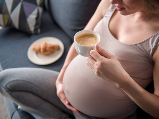 Para el caso de las mujeres embarazadas, la Efsa señala que lo recomendable es consumir una taza de café al día, para que esta no pueda ser perjudicial para la salud de la madre y el bebé.