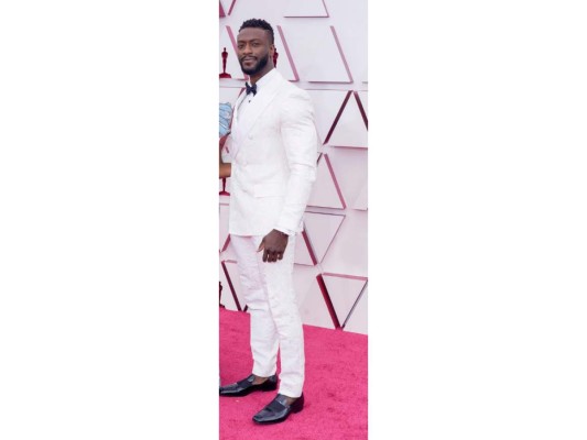 Aldis Hodge<br/>Este actor llegó en un esmoquin blanco de Dolce & Gabbana. ¡Un look divino!