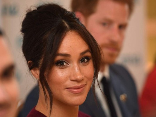 Sí, antes de ser la Duquesa de Sussex, Meghan solía ser una actriz. Pero antes de involucrarse con la actuación, la royal hacer invitaciones de bodas. Además enseñaba caligrafía, envoltura de regalos y a encuadernar.