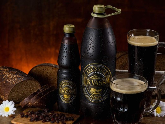 Kvas, es una bebida de verano, fermentada muy suave, tiene un poco de alcohol, la más fuerte ronda los 2,2%. El kvas existe en Rusia desde hace 1000 años, considerada bebida nacional.
