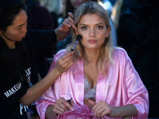 La modelo británica Lily Donaldson previo al inicio del Victoria's Secret Fashion Show en París