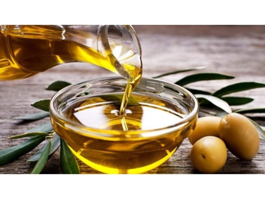 Aceite de oliva: El aceite de oliva te ayudará a hidratar, fortalecer y hacer crecer tus pestañas. Procura aplicarlo todas las noches antes de dormir en tus párpados y pestañas, de esta manera actuará como un perfecto acondicionador natural.