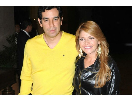 “Con mucha entereza y honestidad quiero comunicar a toda la gente que a lo largo de mi carrera me ha demostrado siempre su cariño, que Carlos y yo hemos decidido disolver nuestro matrimonio”, escribió la actriz Itatí Cantoral en sus redes sociales quien se separó del productor Carlos Cruz, padre de su hija menor.