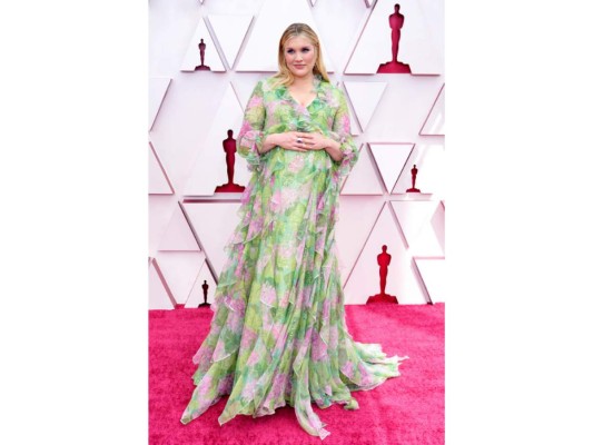 Además de llevarse a casa el Óscar a Mejor Guión Original por Promising Young Woman, Emerald Fennell presumió su baby bump en la gala de los Premios de la Academia de este año.