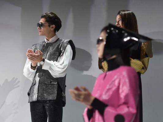 A finales de la década de 1950, Cardin ya había presentado su primera colección de ropa masculina, y posteriormente diseñó una colección icónica de trajes sin cuello para los Beatles. A todos esos detalles se hizo alusión en el evento presentado en París