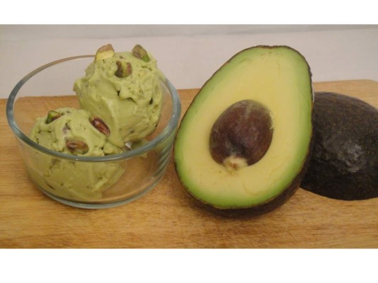 Helado de aguacate: <br/><br/> Pulpa de 3 aguacates y la batimos junto a 2 cucharadas de yogur blando, <br/>1 lata de leche de coco<br/> 1 limon y miel al gusto, hasta obtener una mezcla cremosa, <br/><br/>Colocar en un recipiente con coco rallado y congelar durante 6 horas y ya listo para servir