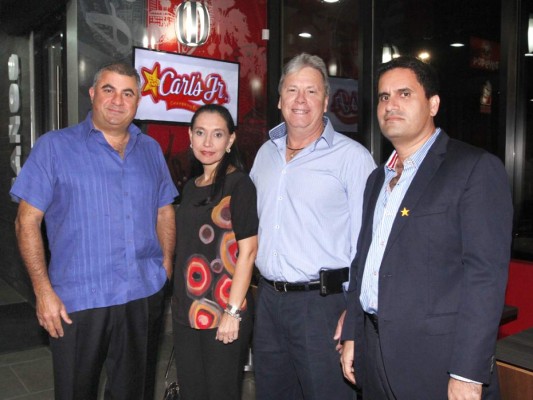 Brindis por la inauguración Carl's Jr.&nbsp;&nbsp;
