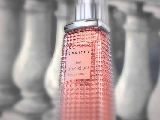 La fragancia se presenta en un frasco esmerilado de color rosa grabado en relieve con la técnica del guilochet que emplean los orfebres en trabajos de joyería y relojería.