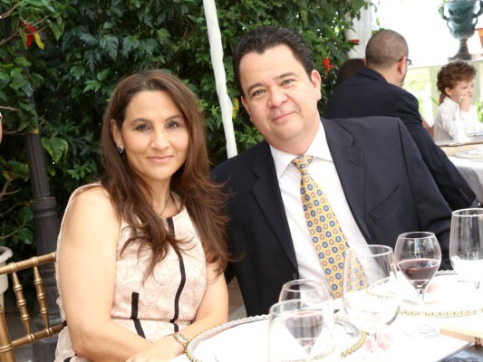 Javier y Viviana Guevara bautizan a su hija Ariana Sofía