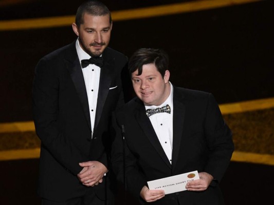 Zack Gottsagen, un actor con Síndrome de Down que presentó uno de los premios, fue recibido con una ovación.