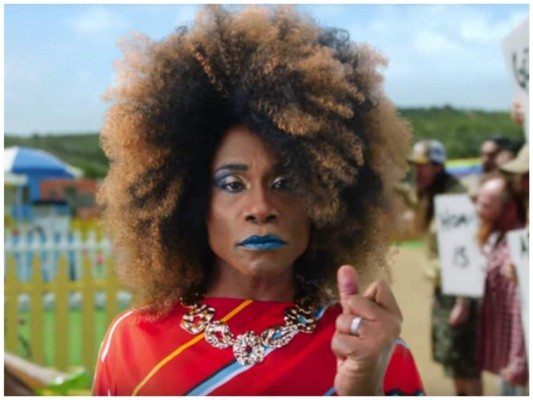 Billy Porter. La estrella se ha convertido en un ícono de la moda por derecho propio, matando a las audiencias dentro y fuera de la pantalla, ya sea en la Met Gala o en los Oscar, Billy parece traer extravagancia con él donde sea que vaya y el video musical de Swift aparece interponiéndose entre inocentes bañistas y manifestantes con una peluca y vestido.