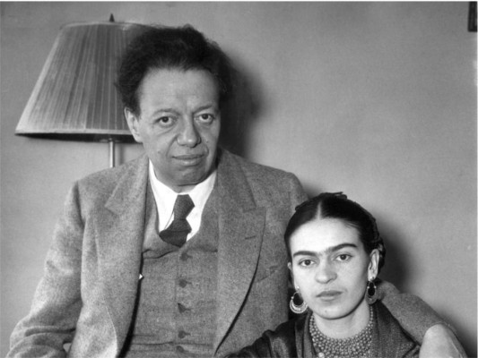 Frida Kalho con Diego Rivera son de esos amores que pasarán para siempre a la historia sin embargo se casaron para separarse muy pronto por múltiples engaños donde tiempo después se unieron nuevamente para estar juntos por siempre