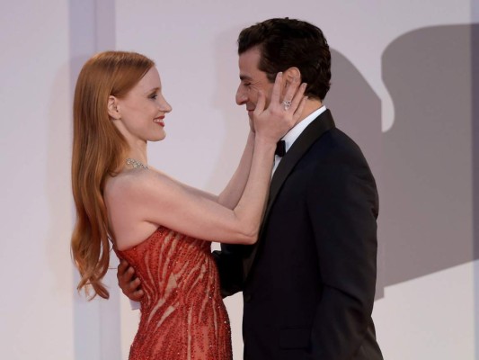 Óscar Isaac y Jessica Chastain protagonizan romántica escena en Venecia