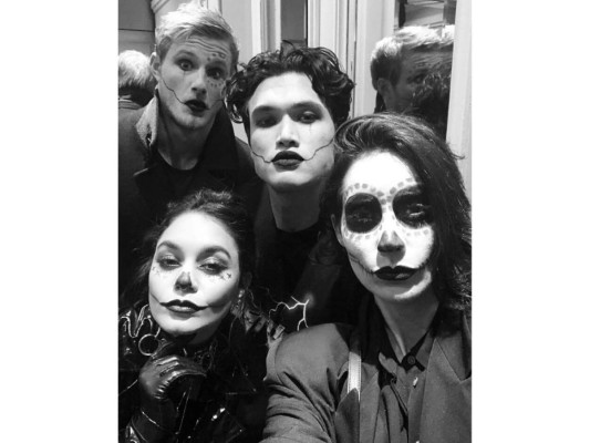 Alexander Ludwing, Charles Melton, Vanessa Hudgens y Paola Núñez como esqueletos.