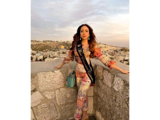 Miss Ecuador, Sussy Sacoto<br/>Nacida en la capital de la provincia de Manabí, Portoviejo. A sus 24 años es abogada y estudiante de medicina en la Universidad de Especialidades Espíritu Santo (UEES) de Guayaquil. Además, es soprano con marcados estudios de piano.<br/>