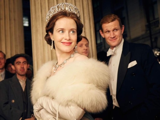 The Crown<br/>Para los amantes de la moda, esta serie es ideal para deleitarse con el vestuario, pues la moda en la monarquía siempre ha sido esencial. Esta serie que narra la vida de Isabel ll antes de su coronación, requirió un trabajo duro para recrear cada una de las escenas y de los vestuarios. La diseñadora, Michele Clapton, que tiene una colección de Vogues antiguos, se inspiró en los anuncios de lencería de la revista y los consejos de etiqueta de la época; y los editoriales de moda también resultaron muy inspiradores, así como también incluyó el trabajo de diseñadores como Hardy Amies y Norman Hartnell en su moodboard, modistos de cabecera de la reina, marcas como Dior, fotografías de la época, etc.