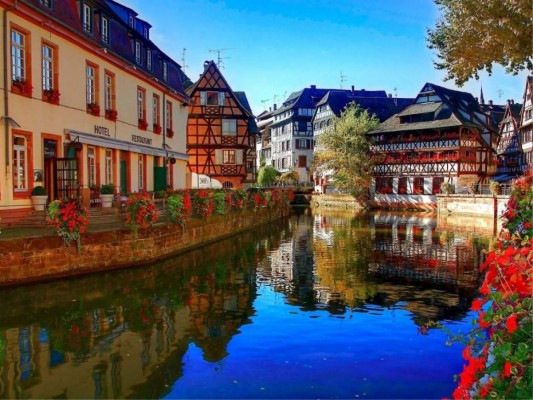 Núremberg, Alemania<br/>Lugar que atrae a millones de visitante al año, popular por su mercado navideño de Núremberg y su venta de juguetes y artículos tradicionales de Navidad.