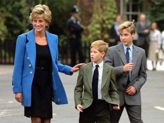 Harry tenía solo 12 años y su el príncipe William 15 ambos estaban a cargo de su padre y sus abuelos en el castillo de Balmoral, en Escocia, mientras su madre disfrutaba de unas vacaciones con su pareja de ese entonces, el multimillonario Dodi Al Fayed, quien también murió en el accidente en París.