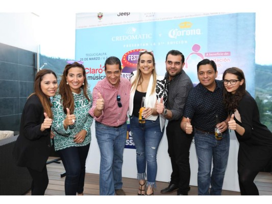 Monica Aria, Angela Andonie junto al staff de Mi Calle en el coctel de lanzamiento (Fotos Hector Hernández)