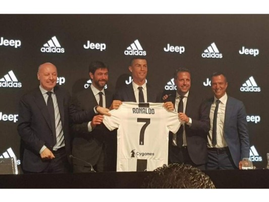 Cristiano Ronaldo levanta su nueva camiseta