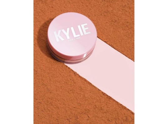 'Bake, bake, bake'. Los polvos traslúcidos son un esencial para el contour y Kylie lo sabe.