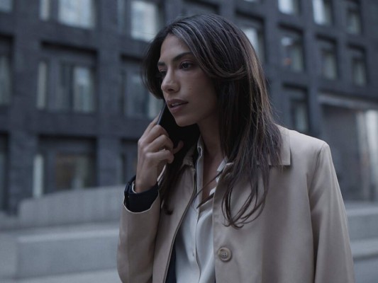 Dinero fácil, temporada 1: Las vidas de una ambiciosa empresaria, un carismático matón y un problemático adolescente se entrecruzan en una desesperada y brutal cruzada por obtener dinero rápido. Estrena el 7 de abril.