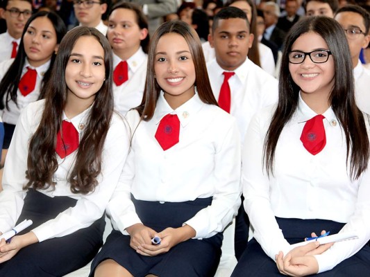 Los seniors de Dowal School al momento de recibir sus certificados (Fotos: Hector Hernández)