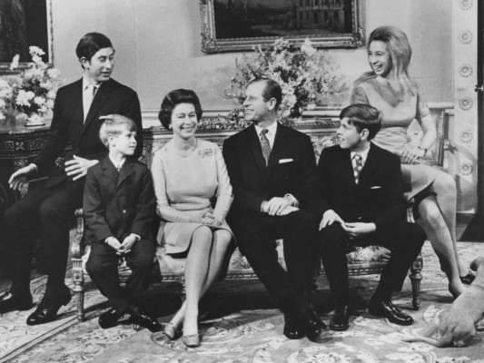 El 20 de noviembre de 1972, la Reina y el Duque de Edimburgo celebraron su vigésimo quinto aniversario de bodas y se tomaron una fotografía oficial junto a sus cuatro hijos.