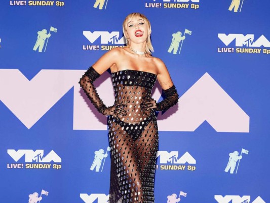 Con las manos vacias se fue Miley Cyrus quien no ganó ninguno de los premios a los que optaba ni tampoco acertó con su vestido transparente de Mugler.