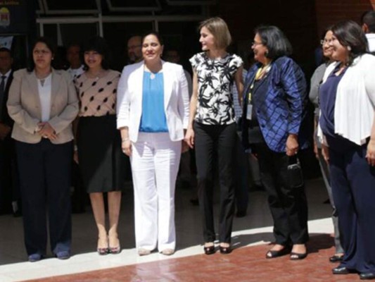 Reina Letizia visita la Universidad Nacional Autónoma de Honduras