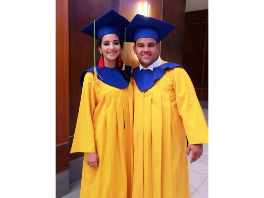 Brindis por los graduados de la New Horizon&nbsp;&nbsp;