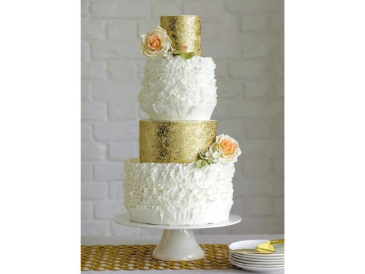 Pastel de cuatro pisos con delicados ruffles.