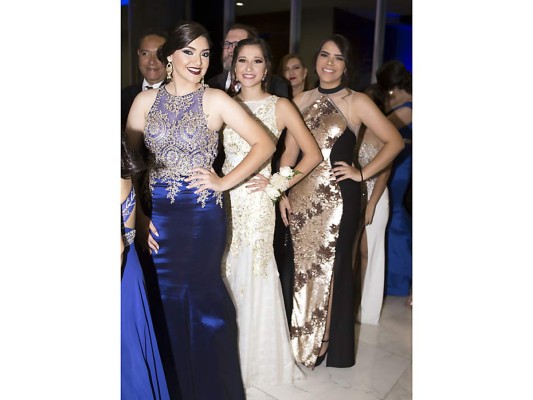 Nuevos bachilleres festejan en su Winter Prom   